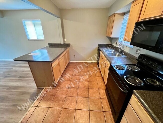 Building Photo - Beautiful Remodeled South KCMO Townhome-Available NOW!!