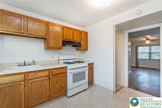 Building Photo - 240 Palmer St