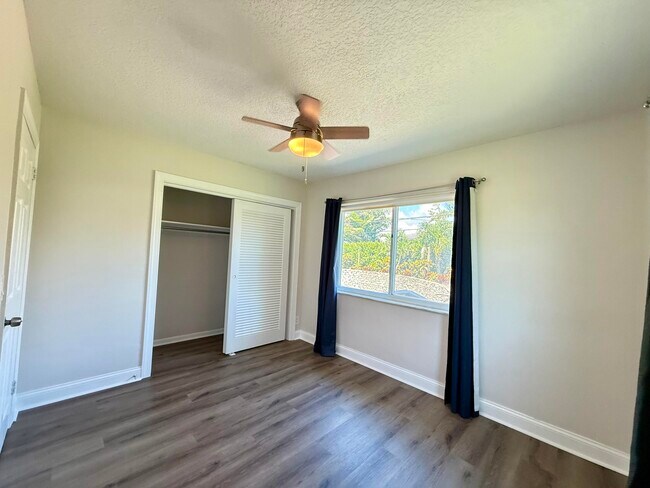Building Photo - 1615 Crest Dr