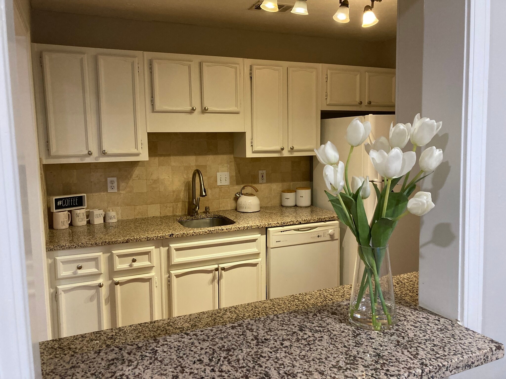 Kitchen with Granite countertops - 1405 Vicksburg Plz