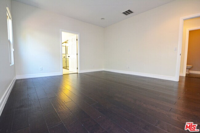 Building Photo - 1093 Avoca Ave