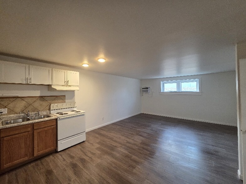 Building Photo - 1312 E Wilson Ave