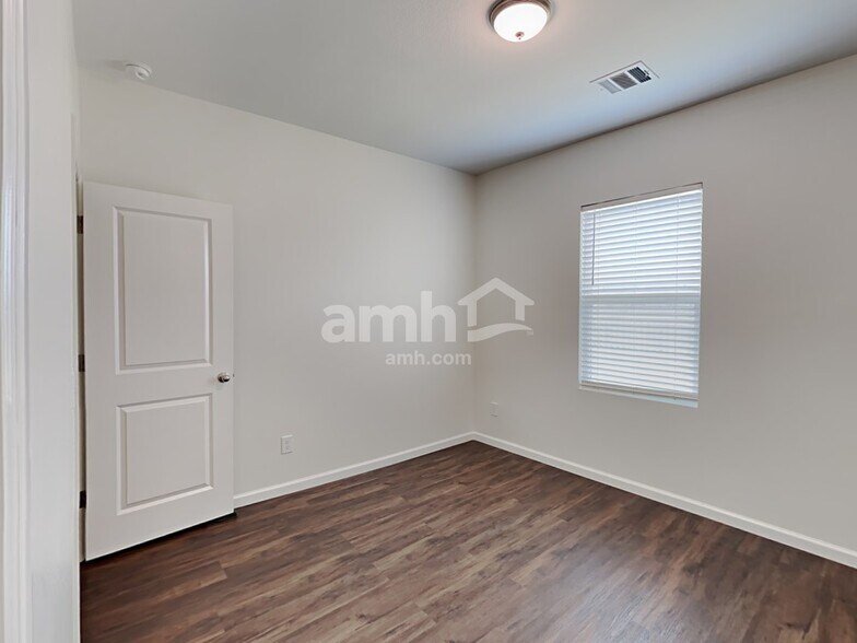 Building Photo - 5023 Highland Crest Dr