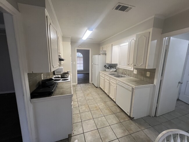 Building Photo - 2915 Longwood Dr