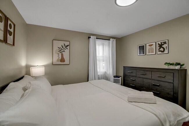 Building Photo - Furnished 1-Bedroom First-Floor Apartment Minutes from Highmark Stadium