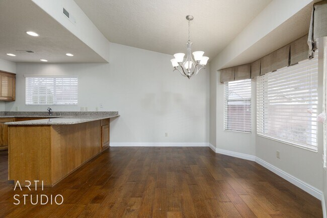 Building Photo - 4 Bedroom 2.5 Bath Home in Creekside Village