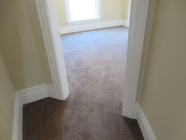 Building Photo - 5 Bedroom Home in the very core of Downtown (West Central, Downtown)