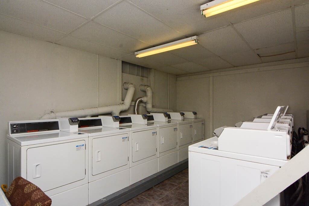 Building Photo - 938 W Cornelia Ave