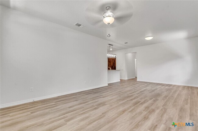 Building Photo - 1118 B Zora Dr