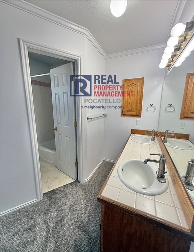 Building Photo - Beautiful 4 bed 2 1/2 bath - 3 car garage