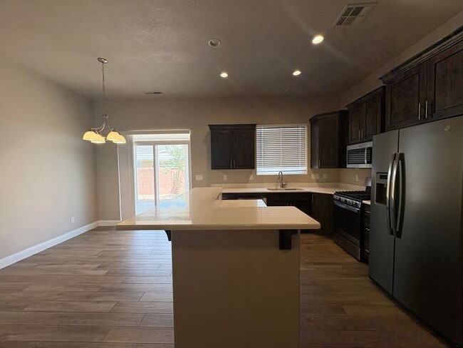 Building Photo - Townhome in Hurricane
