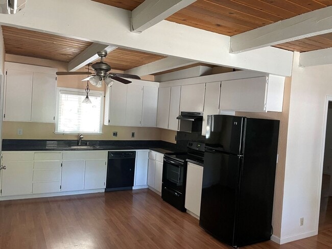 Building Photo - 4 bedroom, 2 bath home in Lake Wildwood ga...
