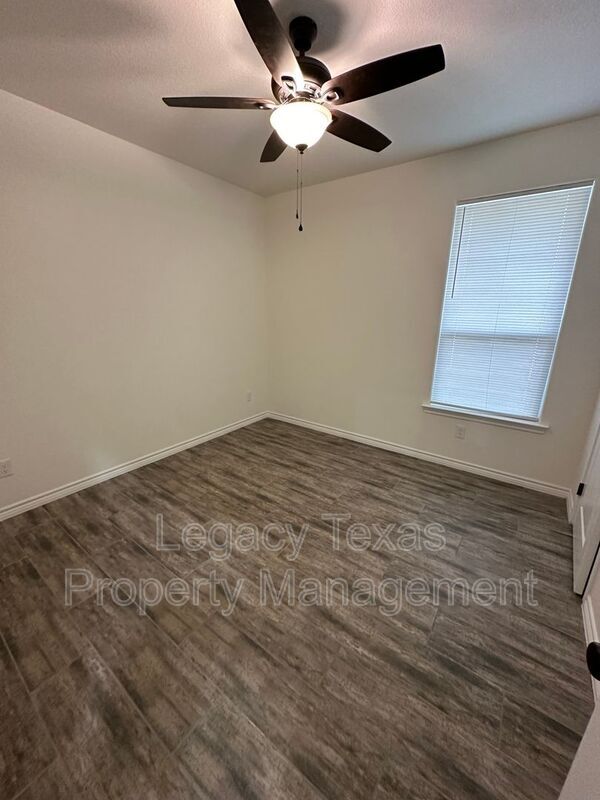 Building Photo - 405 Kaether Ln