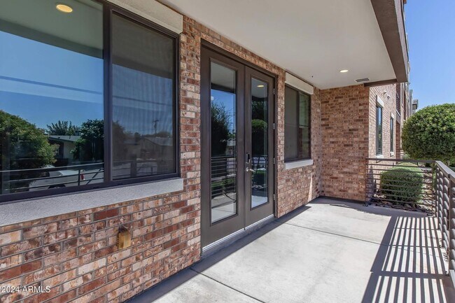 Building Photo - 777 E Stella Ln
