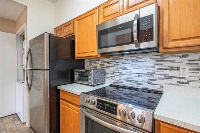 Building Photo - 7069 N Holiday Dr