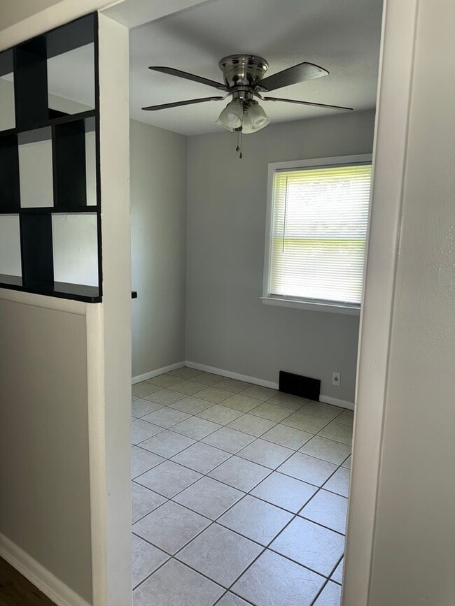 Building Photo - 3315 S Mt Carmel Ave