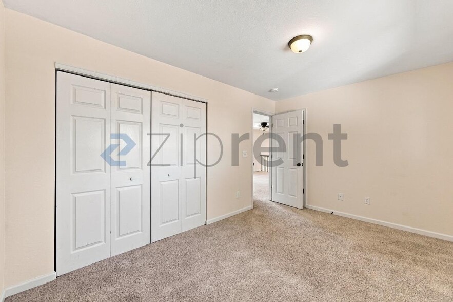 Building Photo - Unit