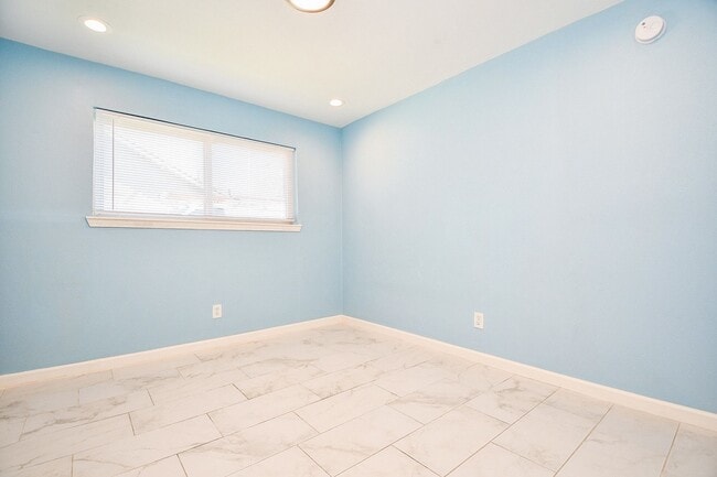 Building Photo - 15711 Pine Mountain Dr