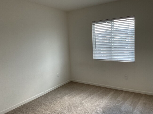 Building Photo - "Charming 3-Bed, 3-Bath Home right on the golf course - 1370 Sq Ft of Cozy Living!"