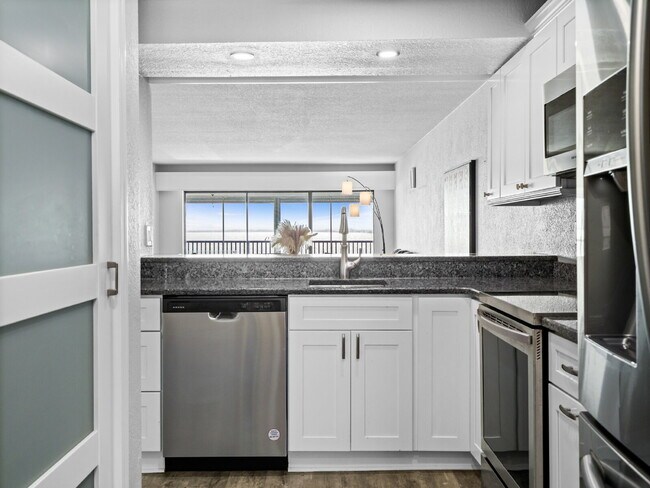 Building Photo - Four Seasons River Front Condo