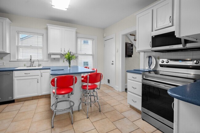 Building Photo - 14 Maple St