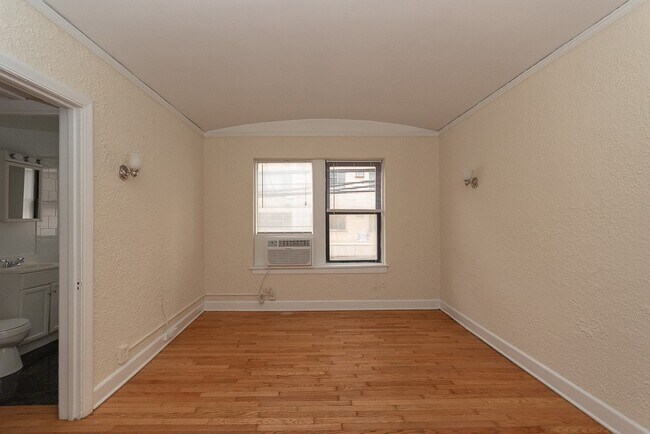 Building Photo - 539 W Arlington Pl