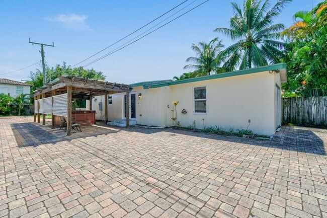 Building Photo - 244 Greymon Dr