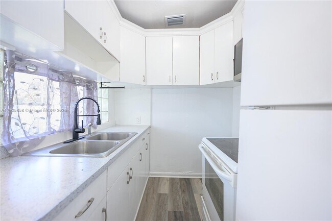 Building Photo - 290 NW 29th Ave