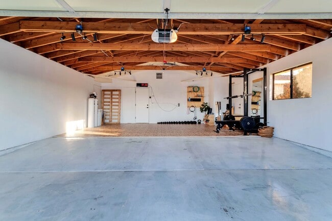 Building Photo - Must See 4 bedroom 2 bath Home