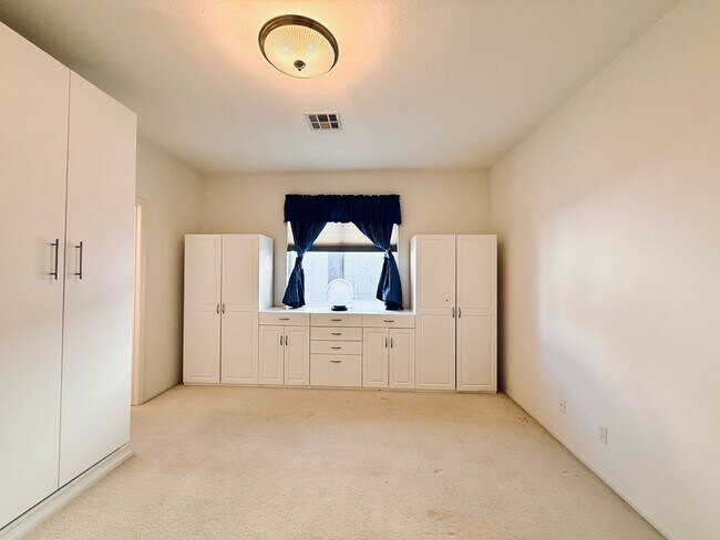 Building Photo - Partially furnished-Lovely 5 bedroom, 3 bath home in Legacy Master Series Community! $500 off fir...