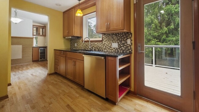 Building Photo - Beautifully Remodeled Bellevue Home in Prime Location