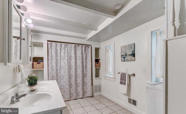 Building Photo - 825 S Charles St