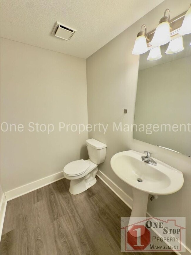 Building Photo - 3 Bedroom / 2.5 Bathroom Townhome in Louisburg, KS!