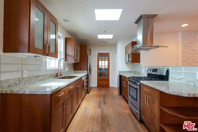 Building Photo - 22750 Clarendon St
