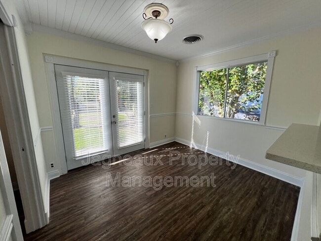 Building Photo - 315 E Thomas St