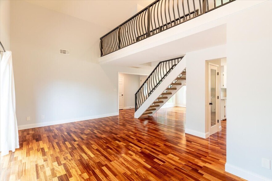 Livingroom - 817 N Lakeside Dr
