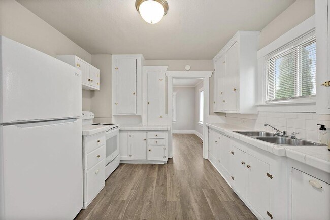 Building Photo - Charming Corner-Lot Tacoma Home with Huge ...