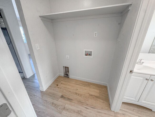 Building Photo - Charming Duplex with Prime Location in West Valley!