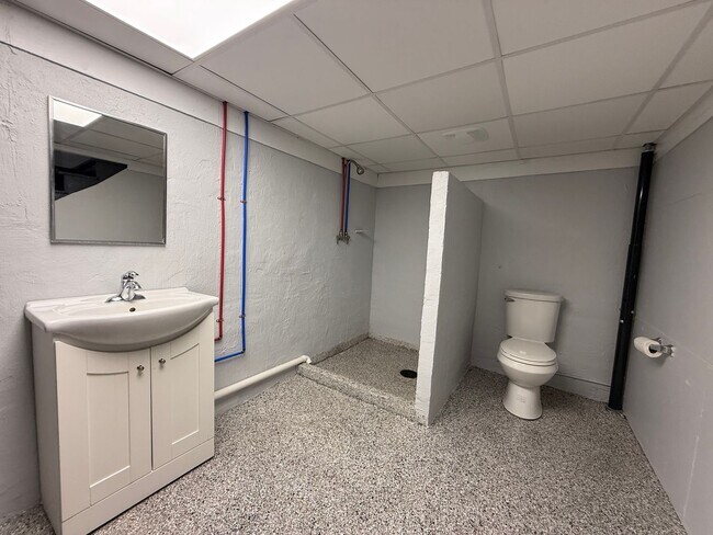 Building Photo - 313 E Bernard Ave