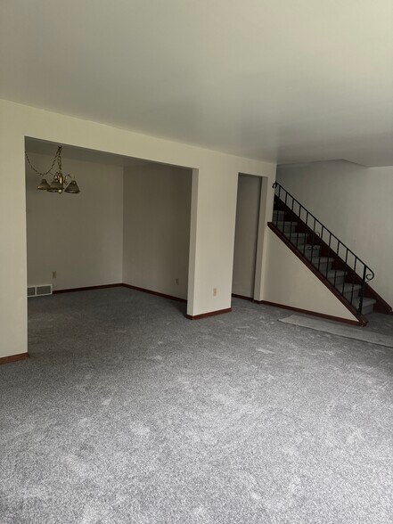 Family Room - 17 Sunshine Dr