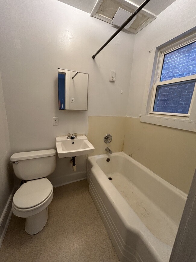 Building Photo - Move In Special- Move in 5/29 and get 1/2 off first months rent! 1 Bedroom 1 Bathroom Apartment i...