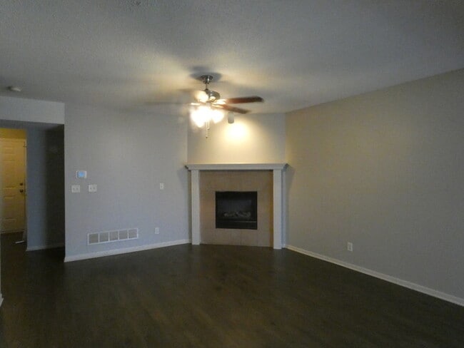 Building Photo - Town Home in North Kansas City!