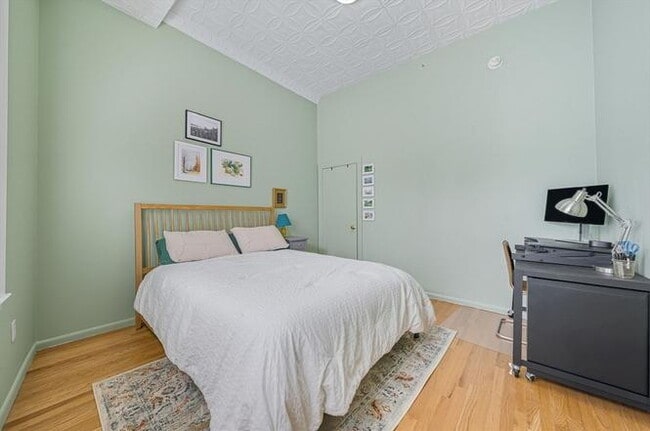 Building Photo - "Charming 1-Bed Furnished Apartment with Hardwood Floors in MA - Perfect Blend of Comfort and Sty...