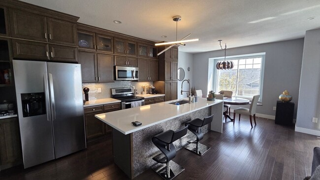 Building Photo - Modern 4 Bedroom 5 Bath Townhome - With Lots of Natural Light and Great Views!