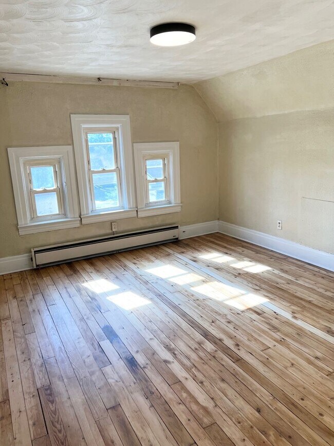 Building Photo - Newly Remodeled 3 or 4 Bedroom in Swissval...