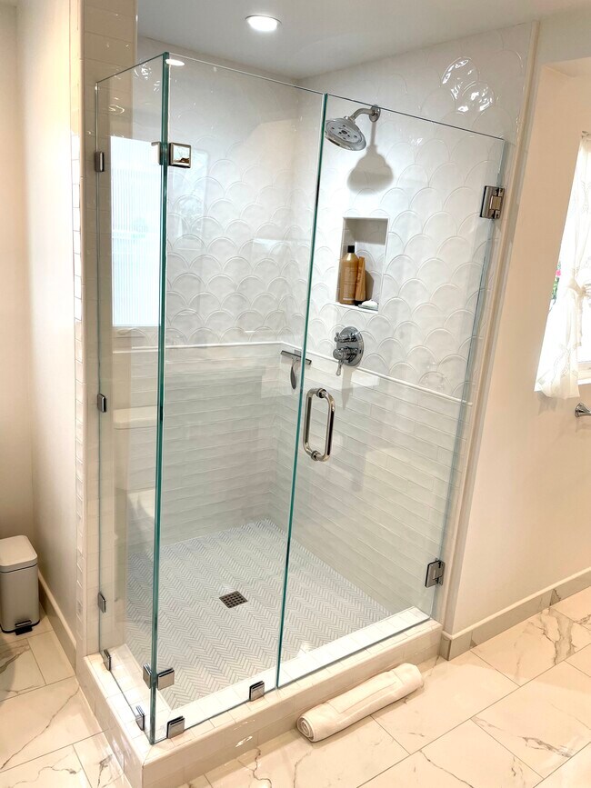 Master Bath - 49 Kingston Ct S