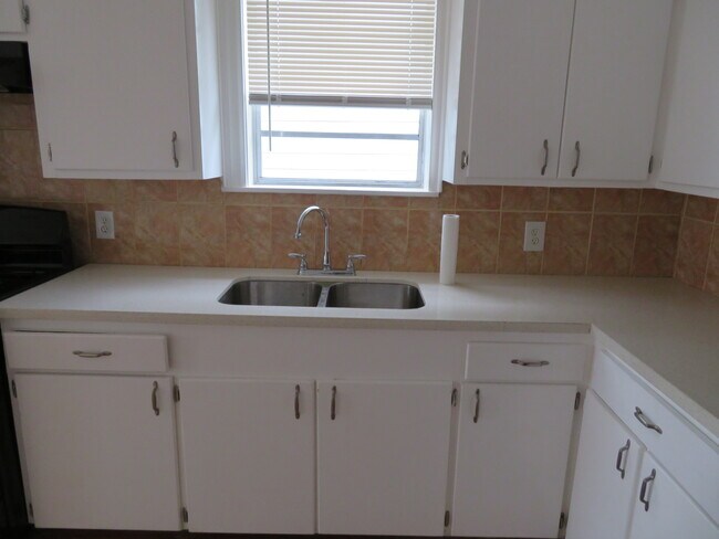 Building Photo - 5010 Walker St