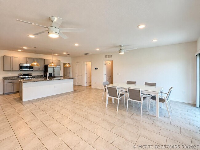 Building Photo - 1025 SW Sarto Ln