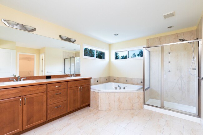 Building Photo - Beautiful 5 Bedroom 3 Bath Redmond Home!