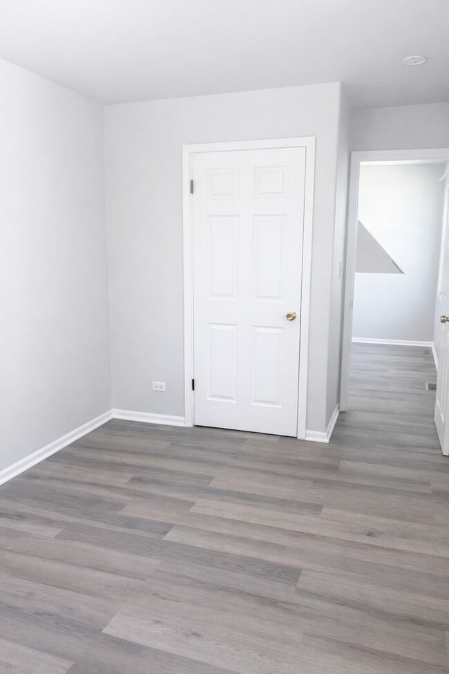 Building Photo - 1249 S Kolin Ave